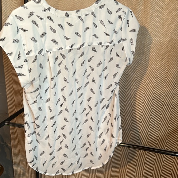 White feather design blouse tshirt fun2fun XS - Picture 3 of 3